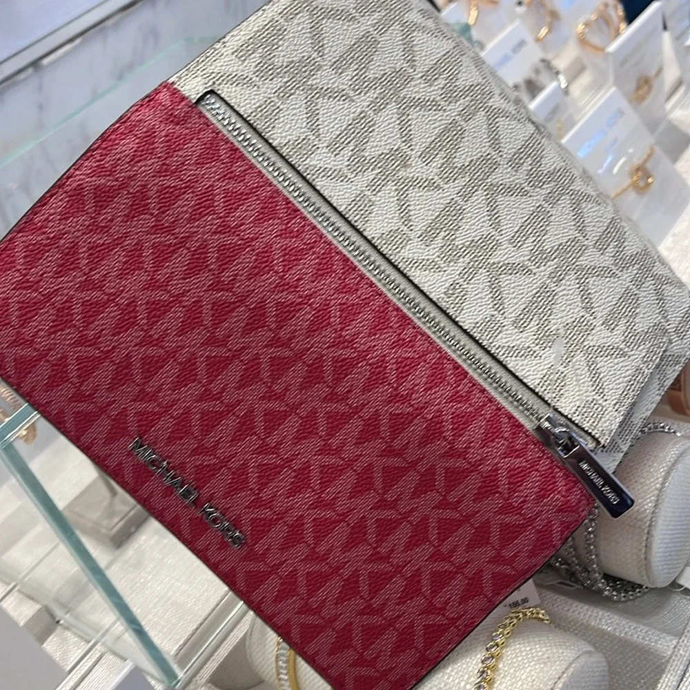 MICHAEL KORS Jet Set Travel Signature Logo Tri-Fold Wallet
DARK RASPBERRY MULTI - Picture 10 of 16